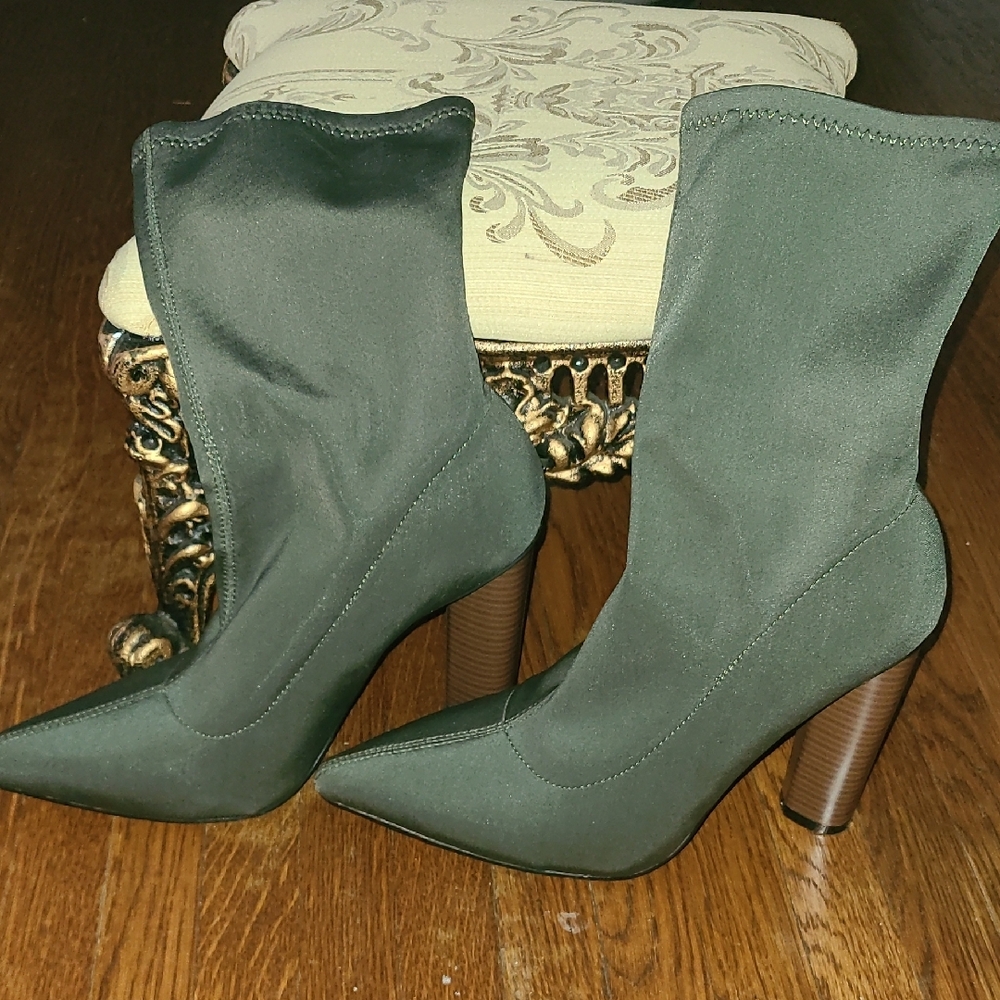 Chic Green Heeled Boots